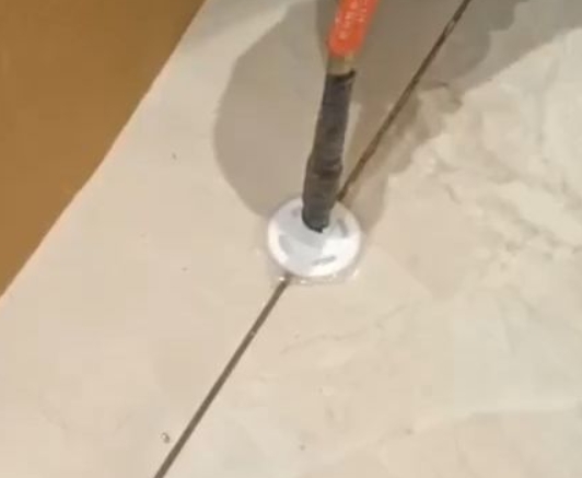苏尼特左瓷砖空鼓维修公司专业解答瓷砖在铺贴过程中，如果没有涂抹均匀到位的粘结材料（如水泥砂浆或瓷砖胶），可能会导致以下问题